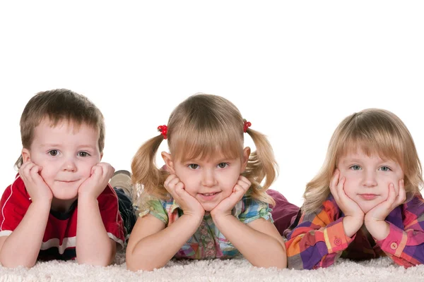 Tři děti na koberec — Stock fotografie