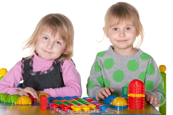 Дві усміхнені дівчата грають у яскраві іграшки — стокове фото