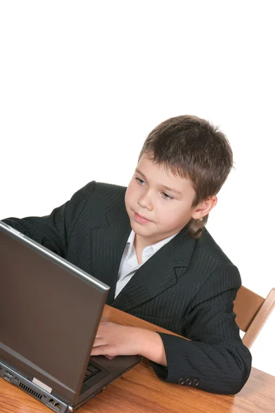 Chłopiec na laptopie — Zdjęcie stockowe