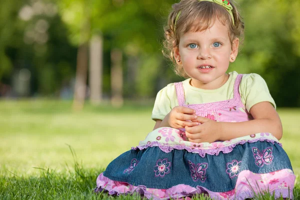 Mooi klein meisje in het park — Stockfoto