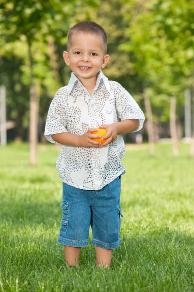 Fashion smiling little boy in the park — Stock Photo, Image