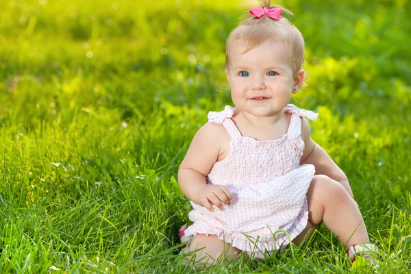Glad liten flicka i parken — Stockfoto