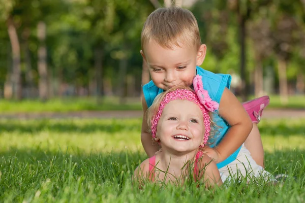 Двое счастливых детей на траве — стоковое фото