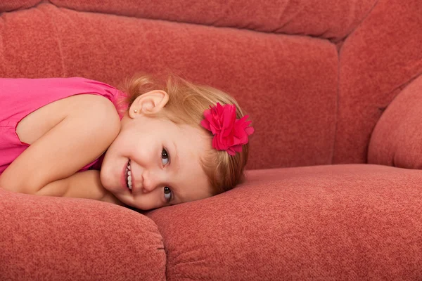 Όμορφο κοριτσάκι στον καναπέ — Φωτογραφία Αρχείου