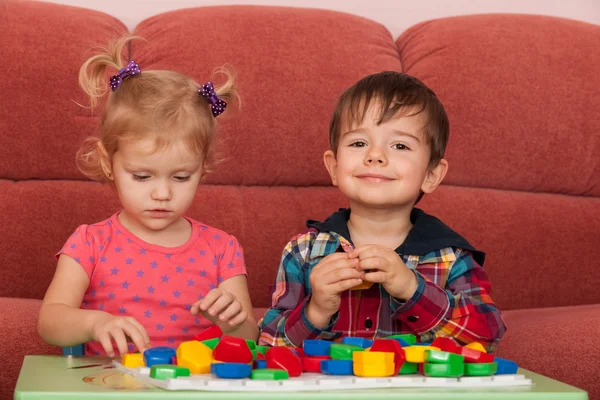 Двоє дітей грають за столом — стокове фото