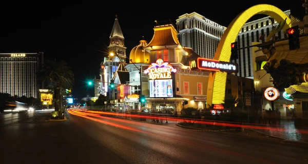 Utsikt över natten las vegas nära casino royale — Stockfoto