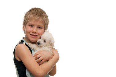 Beyaz bir köpek yavrusu olan çocuk portresi