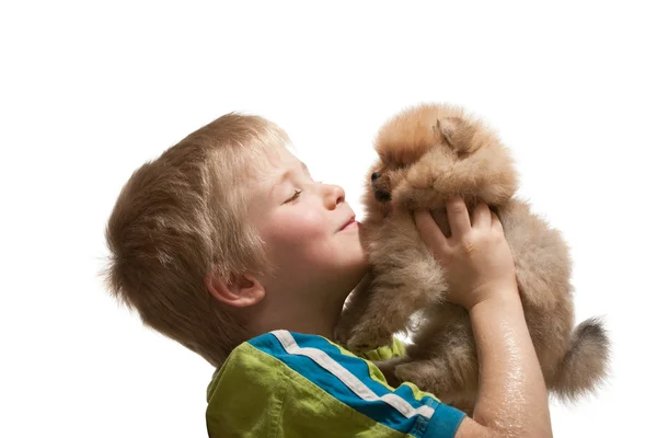 Счастливый ребенок и щенок — стоковое фото
