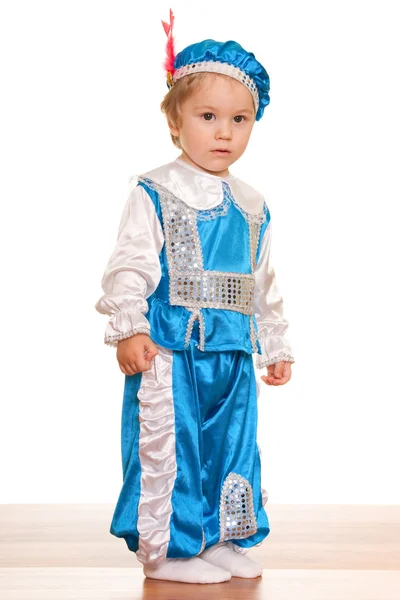 Μικρό παιδί στέκεται ντυμένος με ένα κοστούμι Καρναβάλι ενός πρίγκιπα — Φωτογραφία Αρχείου