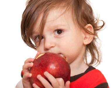 Kırmızı elma yiyen bebek