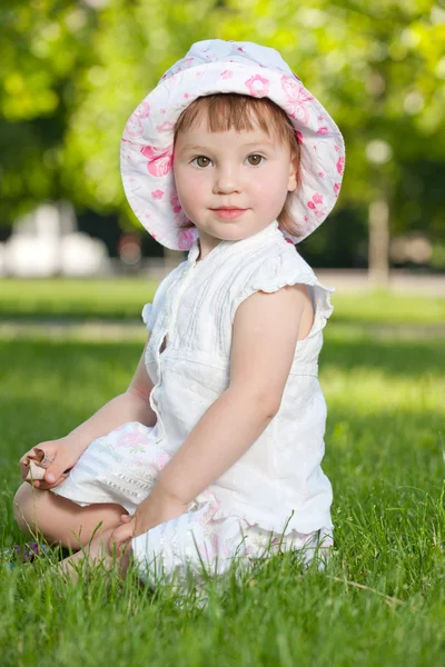 Śliczna dziewczynka w parku. — Zdjęcie stockowe