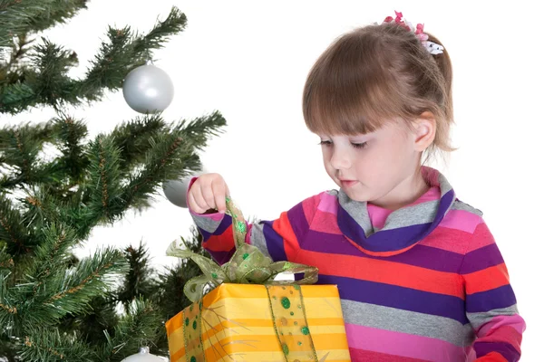 Vrij klein meisje is het openen van een gift van Kerstmis — Stockfoto