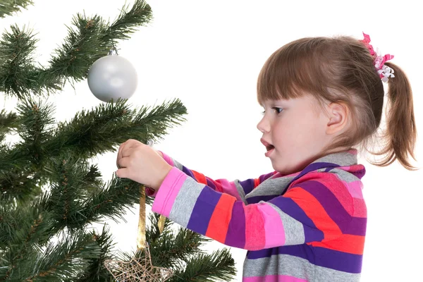 Девушка украшает новогоднюю елку — стоковое фото