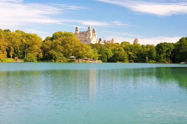 Lagoa no parque central de NY no verão — Fotografia de Stock