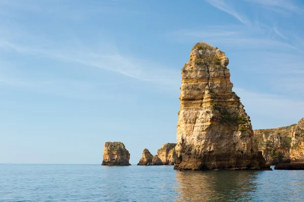 Pedras a banhar-se no oceano Atlântico em Lagos, Portugal — Fotografia de Stock