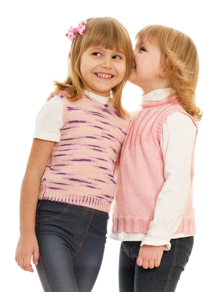 Маленька дівчинка шепоче щось своєму другові — стокове фото