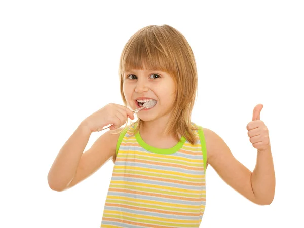 Klein meisje borstels tanden — Stockfoto