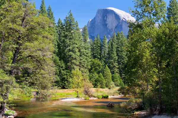 Paisaje con río en Yosemite — Foto de Stock