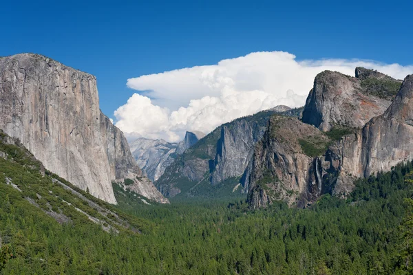 Paisaje con montañas en Yosemite — Foto de Stock