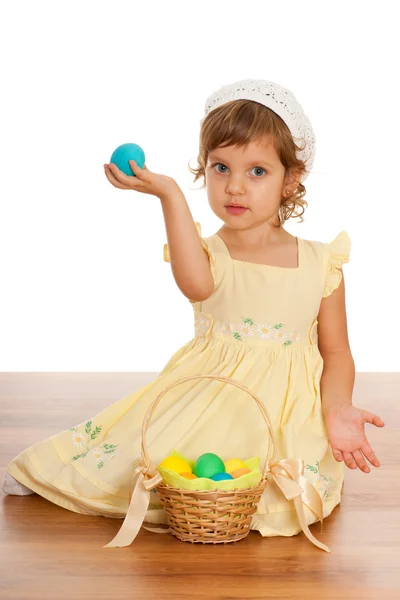 Весела маленька дівчинка з Великоднім кошиком — стокове фото