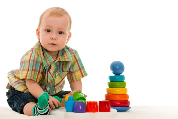 Ernster kleiner Junge mit Spielzeug — Stockfoto