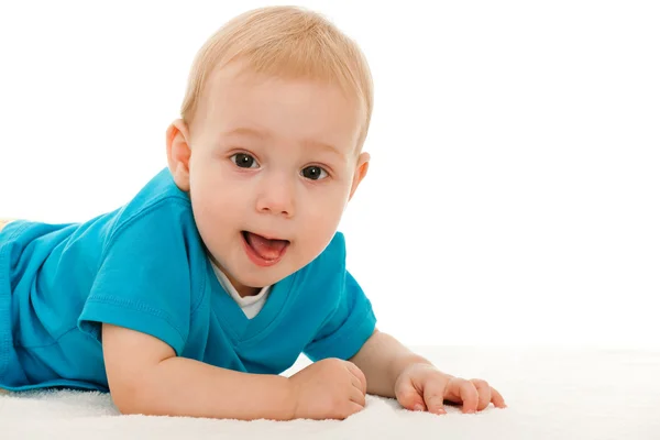 Fröhlicher kleiner Junge auf der Decke — Stockfoto