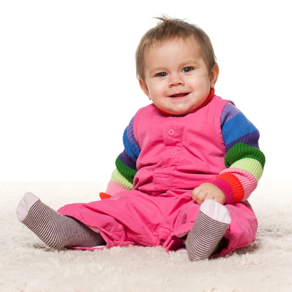 A szőnyegen mosolygós kislány — Stock Fotó