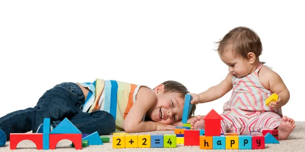 Nevetve fiú és baba lány játék — Stock Fotó