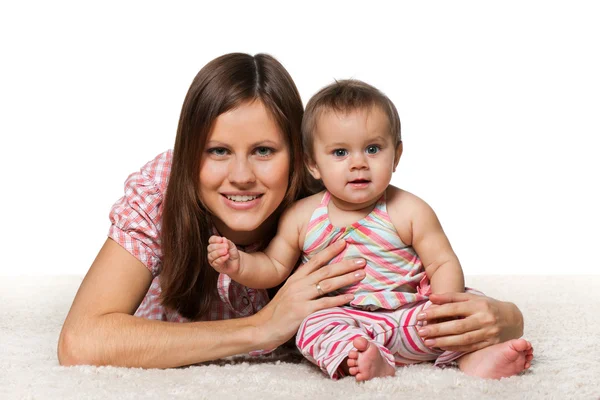 Vrolijke babymeisje met lachende moeder — Stockfoto