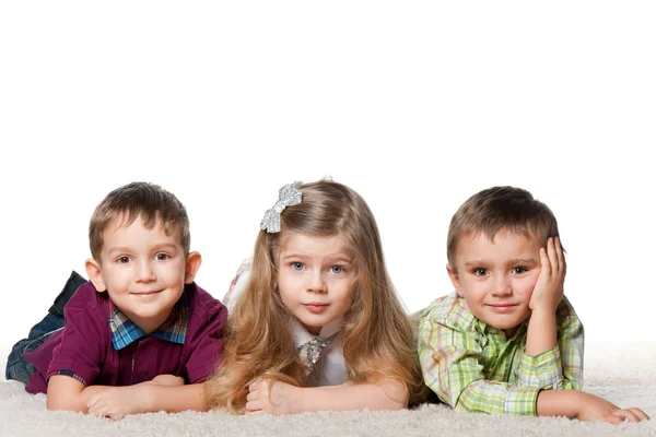Három gyermek a szőnyegen — Stock Fotó