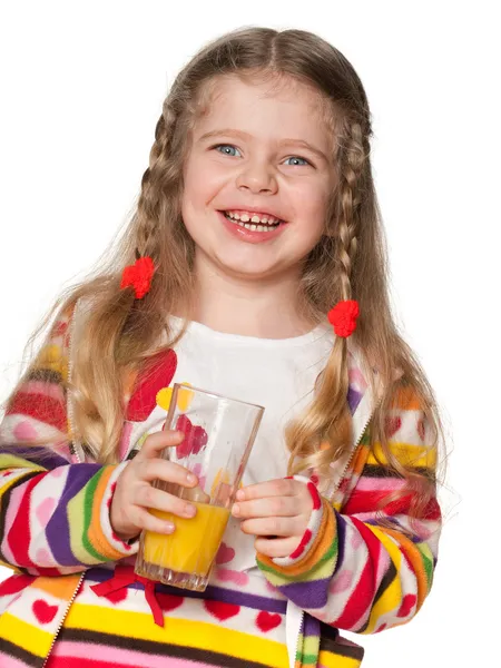 Küçük kız bir bardak portakal suyu ile gülüyor — Stok fotoğraf