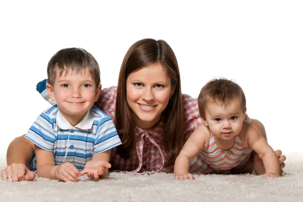 Веселые дети с улыбчивой матерью — стоковое фото