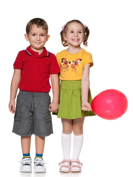 Счастливый мальчик и девочка с воздушным шаром — стоковое фото