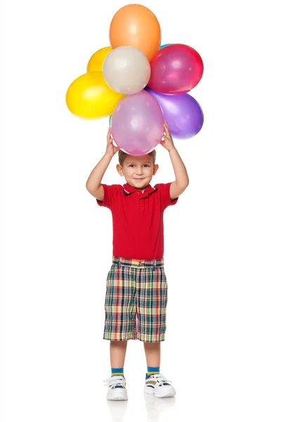 Веселый маленький мальчик с воздушными шарами — стоковое фото