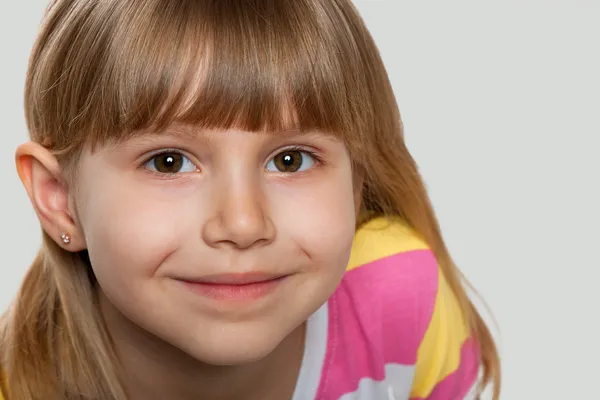 Портрет улыбающейся маленькой девочки — стоковое фото