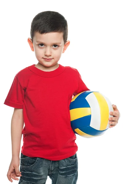 Chłopiec z piłką w piłce siatkowej — Zdjęcie stockowe