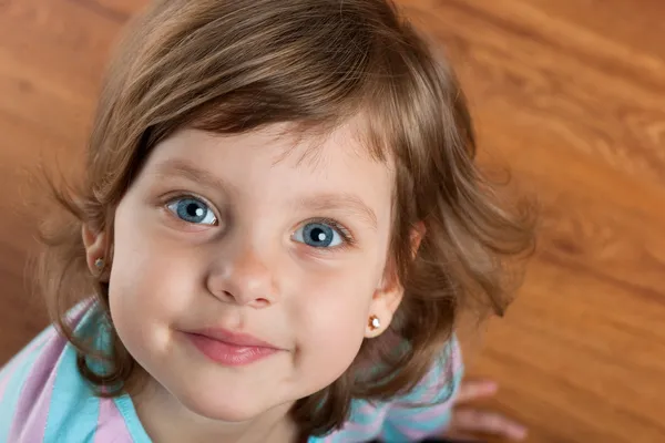 Closeup portret van een glimlachende meisje — Stockfoto