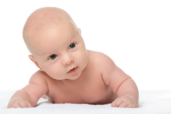 Bir havlu üzerinde erkek bebek — Stok fotoğraf