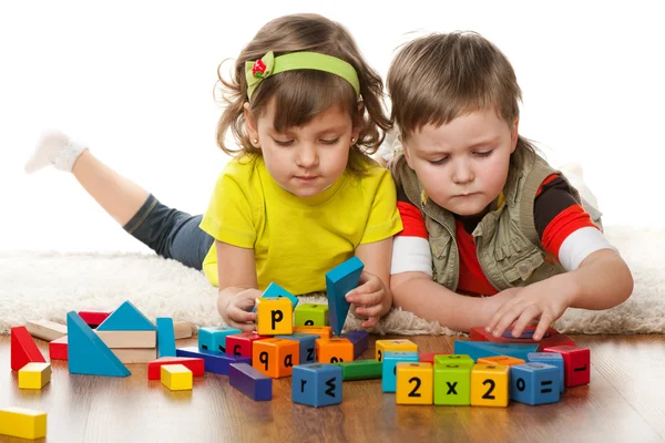 Two children are playing on the floor — Stock Photo, Image