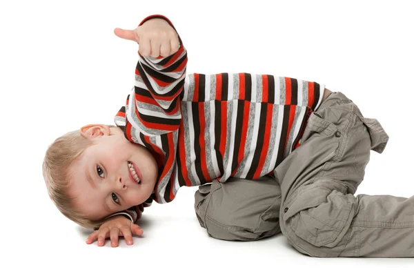 Ein verschmitzter Junge zeigt vereinzelt auf weißem Hintergrund den Daumen nach oben — Stockfoto