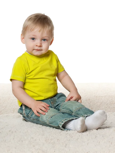 Petit garçon réfléchi sur le tapis — Photo