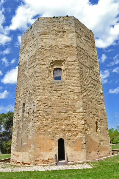 Kuusikulmainen torni — kuvapankkivalokuva