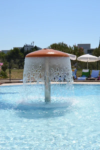 Fontaine en forme de champignon dans la piscine — Photo