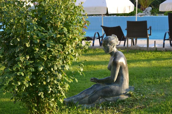 Statue féminine assise sur l'herbe — Photo