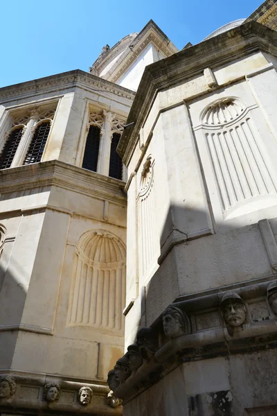 Monumentalne kopuła katedry w Šibeniku, Chorwacja — Zdjęcie stockowe