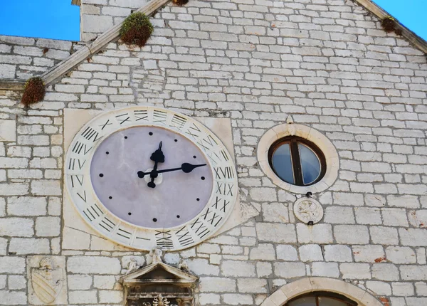 Специальные часы рядом с собором Шибеника, 24 часа — стоковое фото