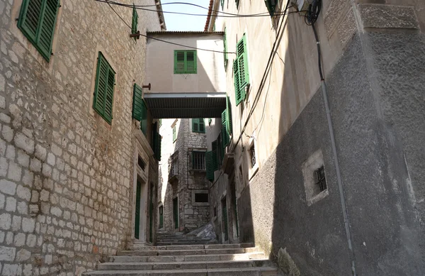 Ulice i domy Sibenik, z typowym windows zielony — Zdjęcie stockowe