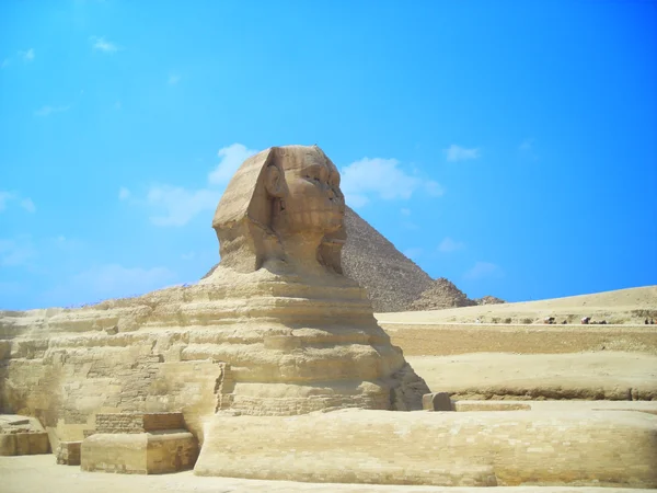 La Esfinge y la Pirámide en la meseta de Giza —  Fotos de Stock