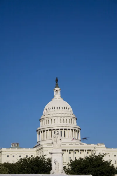 Capital Hill em Washington DC em um dia claro . — Fotografia de Stock
