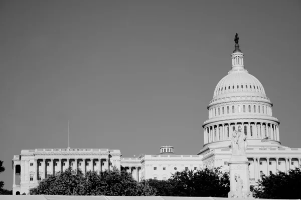 Kapitału hill w Waszyngtonie w pogodny dzień (czarny & biały). — Zdjęcie stockowe